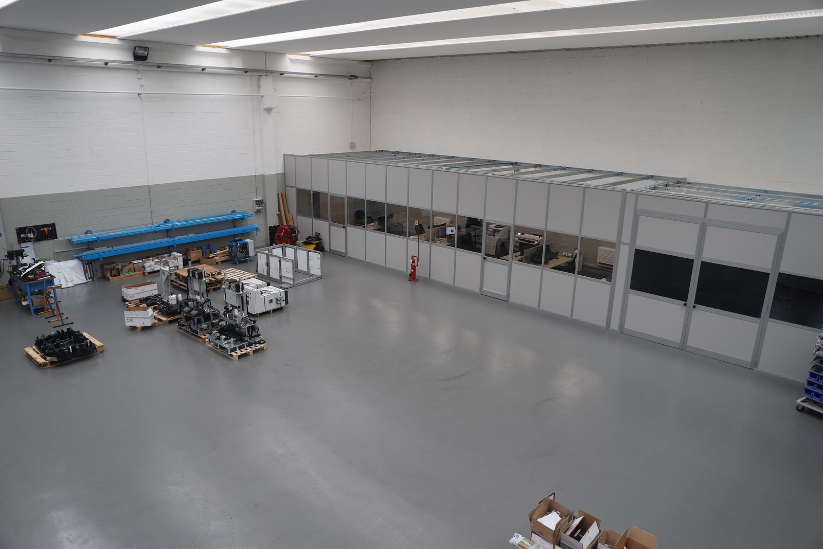 Interno del capannone MST con area di montaggio attrezzature e logistica