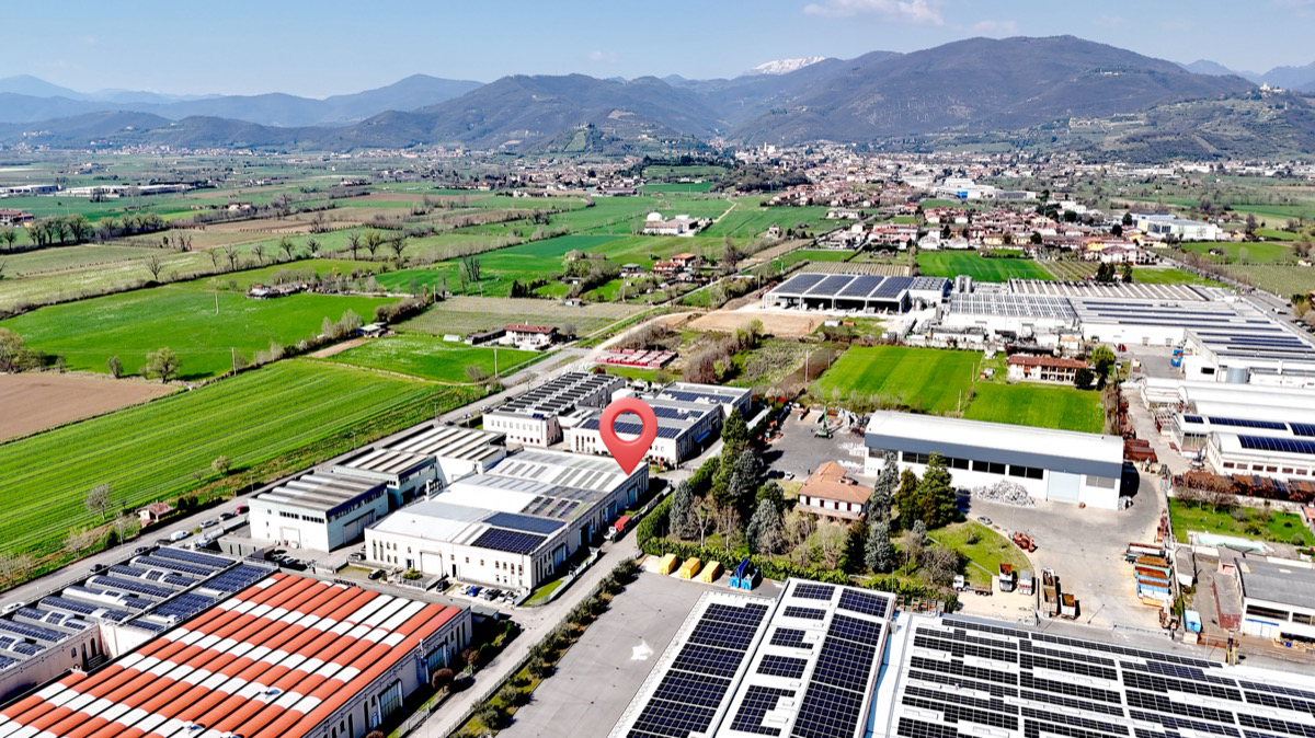 Panoramica aerea della zona industriale di Gussago con vista sulle montagne bresciane, sede di MST