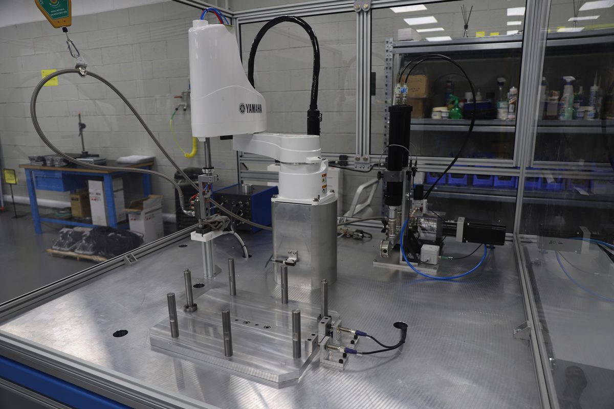 Attrezzatura di montaggio MST con robot SCARA integrato per assemblaggio automatizzato in linea